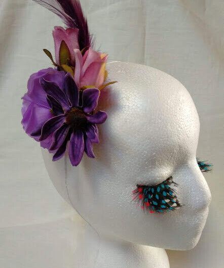 Tocado broche mujer flores tela y plumas en tonos morados Nuevo