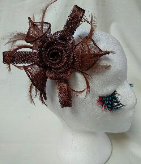 Tocado broche para ceremonia mujer combinado rafia y plumas color marrón