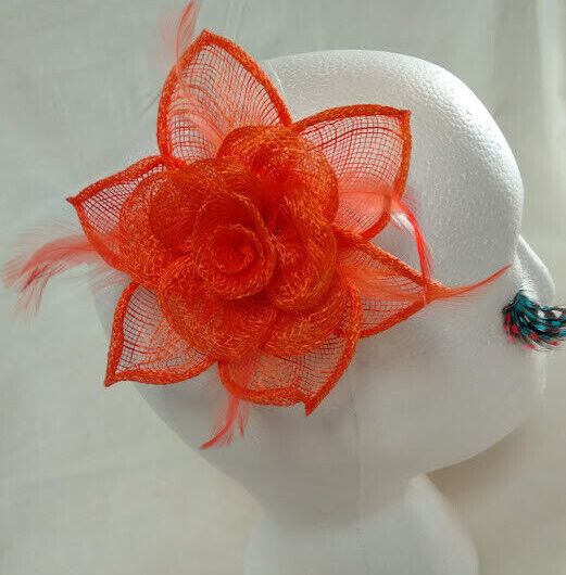 Tocado broche para ceremonia mujer combinado rafia y plumas color naranja