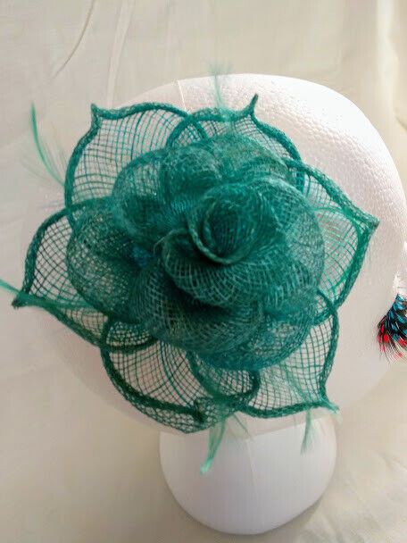 Tocado broche para ceremonia mujer combinado rafia y plumas color verde turquesa - Imagen 3