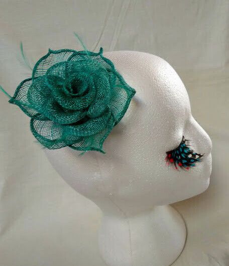 Tocado broche para ceremonia mujer combinado rafia y plumas color verde turquesa