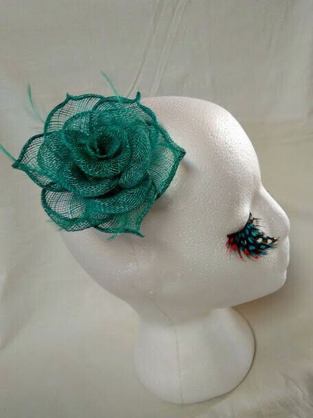 Tocado broche para ceremonia mujer combinado rafia y plumas color verde turquesa