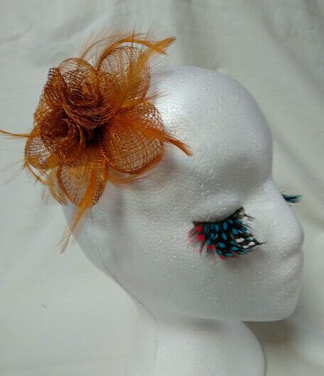 Tocado broche para ceremonia mujer combinado rafia y plumas toffee