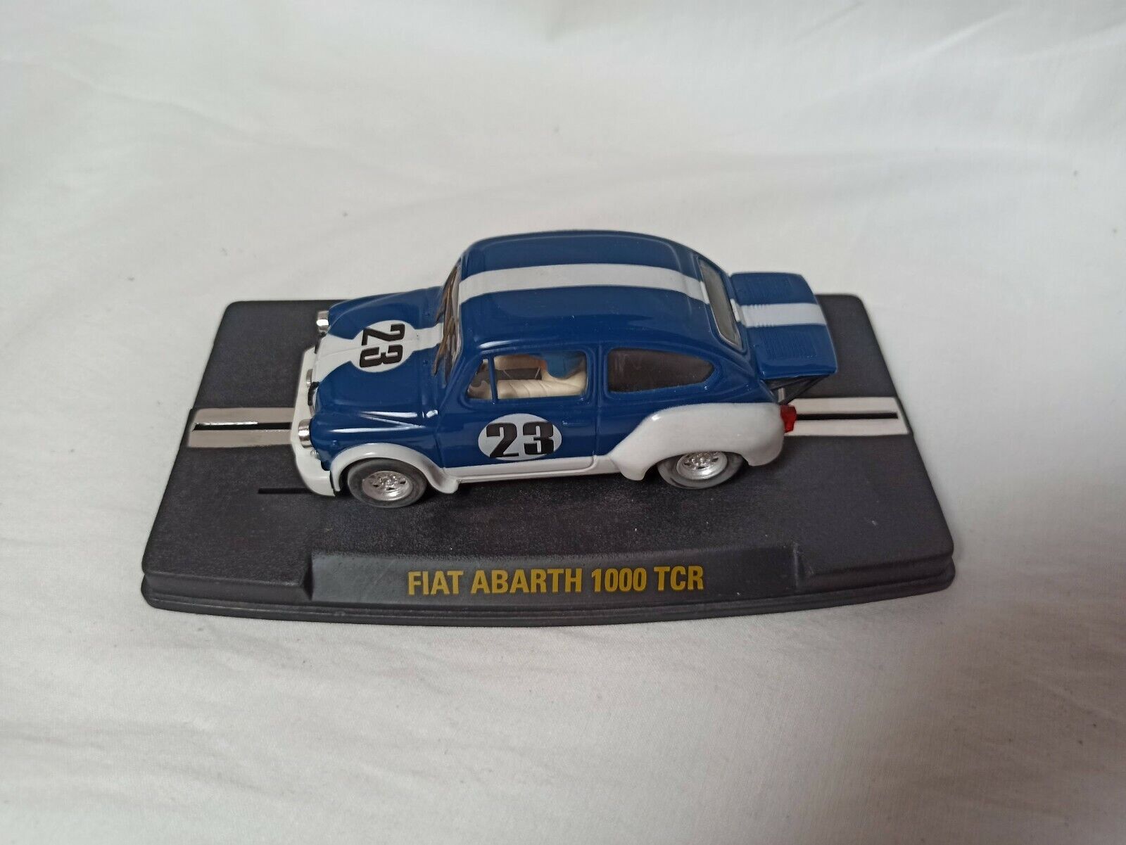 Fiat Abarth 1000 TCR escala 1/32 Nuevo a estrenar con base pero sin tapa (142)
