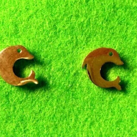 Pendientes acero dorado mujer colección primavera  forma delfín con presión