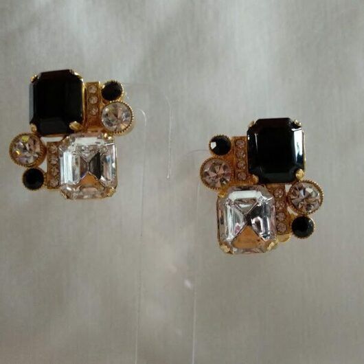 Pendientes bisutería dorados cristales blancos y negros  cierre de clip(106)