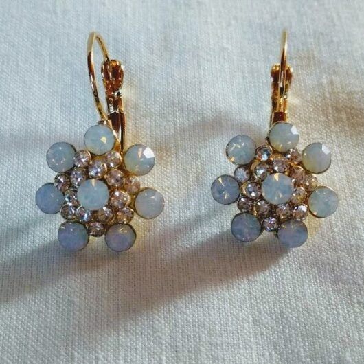 Pendientes bisuteria dorados tipo dormilonas cuajados de piedras y cristales