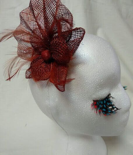 Tocado broche para ceremonia mujer combinado rafia y plumas color marrón