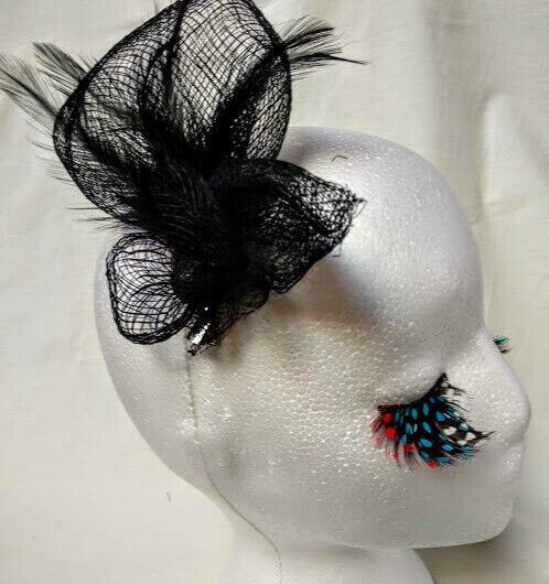 Tocado broche para ceremonia mujer combinado rafia y plumas color negro