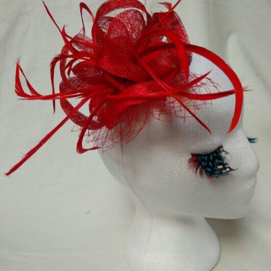 Tocado broche para ceremonia mujer combinado rafia y plumas color rojo