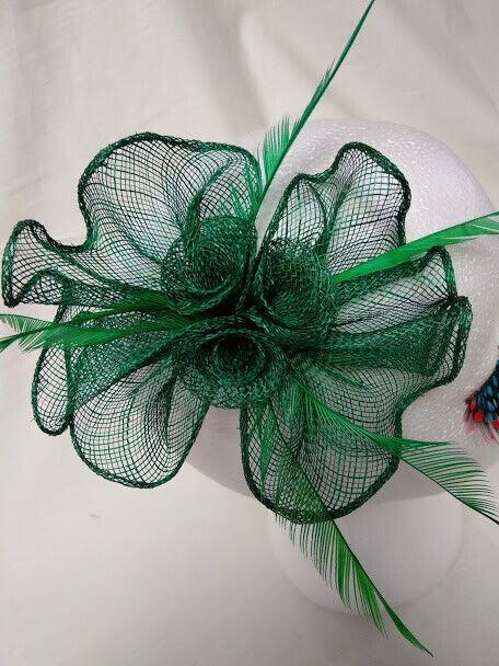 Tocado broche para ceremonia mujer combinado rafia y plumas color verde - Imagen 3
