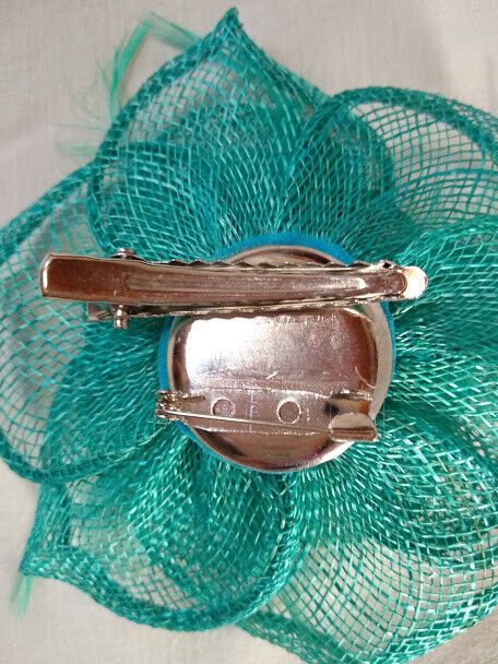 Tocado broche para ceremonia mujer combinado rafia y plumas color verde - Imagen 4