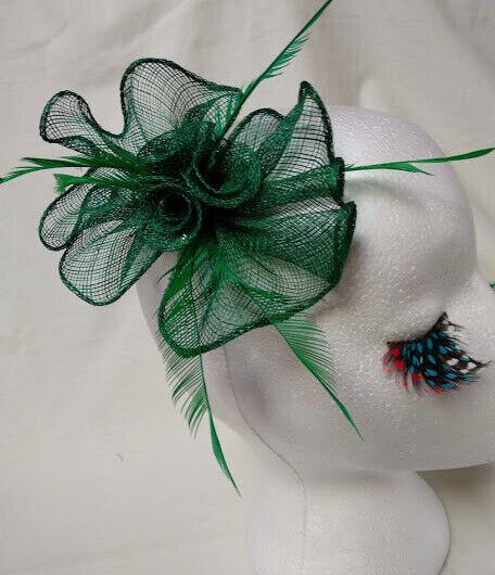 Tocado broche para ceremonia mujer combinado rafia y plumas color verde