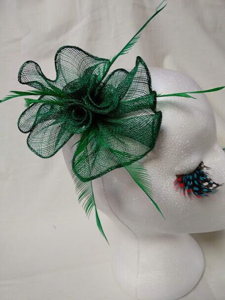 Tocado broche para ceremonia mujer combinado rafia y plumas color verde