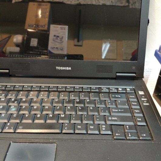 portatil tohiba 14 "SOLO PARA PIEZAS.SIN DISCO DURO,NI MEMORIA.NI UNIDAD DE DVD.