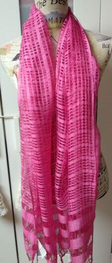 Fular viscosa en bonito color rosa  con flecos(134)