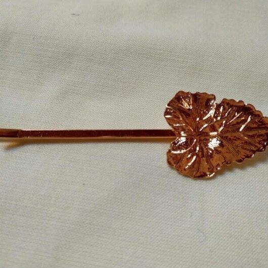 Horquilla pelo color dorada mujer con forma de hoja  Nuevo