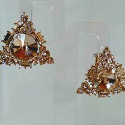 Pendientes bisuteria dorados con cierre omega y cristales blancos