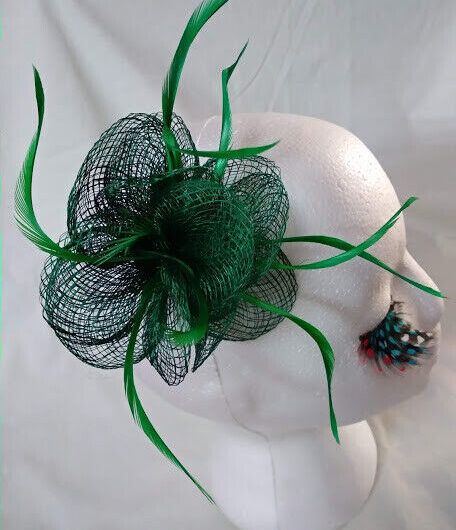 Tocado broche ceremonia mujer combinado rafia y plumas color verde