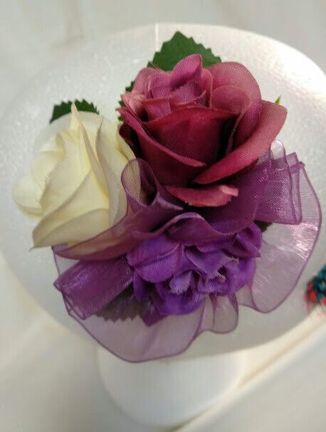 Tocado broche mujer flores tela combinando colores morados y blancos Nuevo - Imagen 3