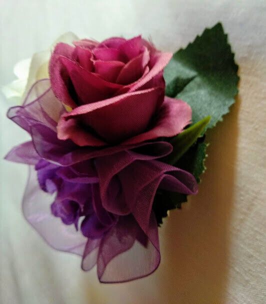 Tocado broche mujer flores tela combinando colores morados y blancos Nuevo - Imagen 5