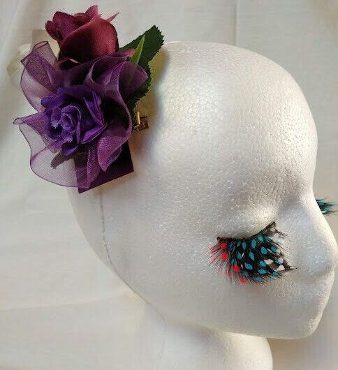 Tocado broche mujer flores tela combinando colores morados y blancos Nuevo
