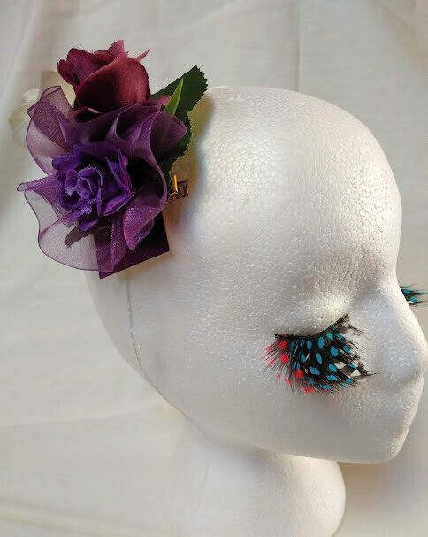 Tocado broche mujer flores tela combinando colores morados y blancos Nuevo