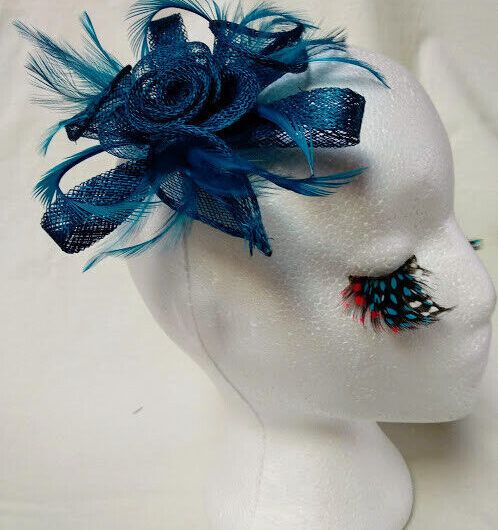 Tocado broche para ceremonia mujer combinado rafia y plumas color azul turquesa