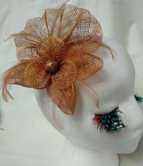 Tocado broche para ceremonia mujer combinado rafia y plumas color marrón claro