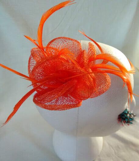 Tocado broche para ceremonia mujer combinado rafia y plumas color naranja