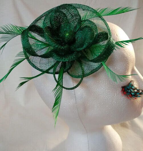 Tocado broche para ceremonia mujer combinado rafia y plumas color verde botella
