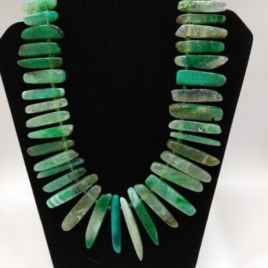 Collar agatas naturales color verde Nuevo con etiquetas.
