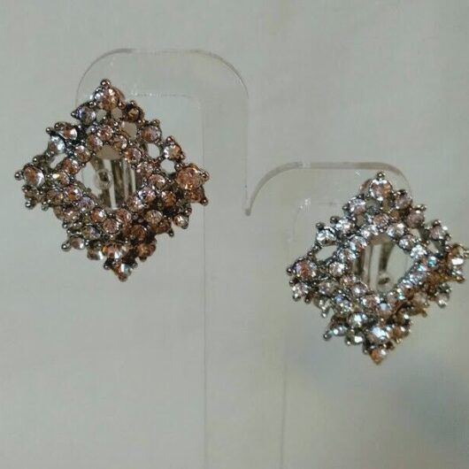 Pendientes mujer bisuteria plateados con cierre de clip con piedras blancas