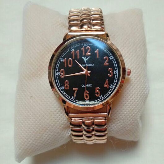 Reloj de pulsera dorado esfera negra correa extensible nuevo con etiquetas