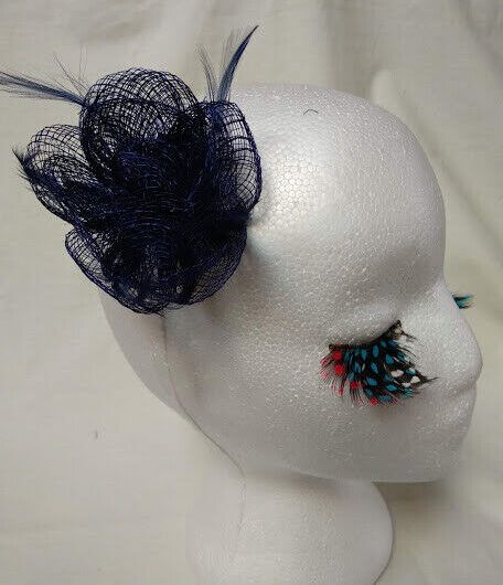 Tocado broche para ceremonia mujer combinado rafia y plumas azul marino