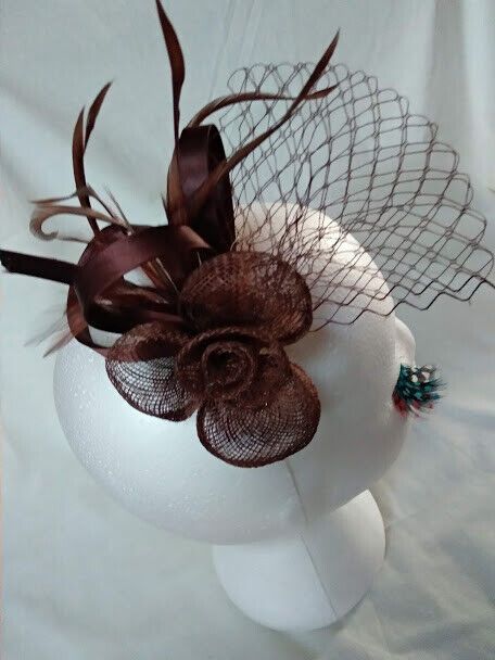 Tocado broche para ceremonia mujer combinado rafia y plumas color marrón - Imagen 3