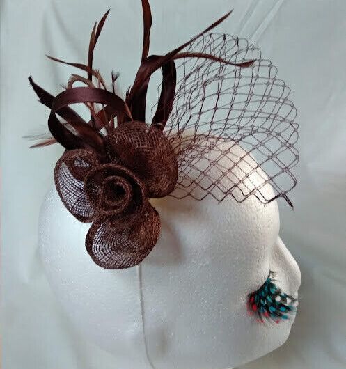 Tocado broche para ceremonia mujer combinado rafia y plumas color marrón