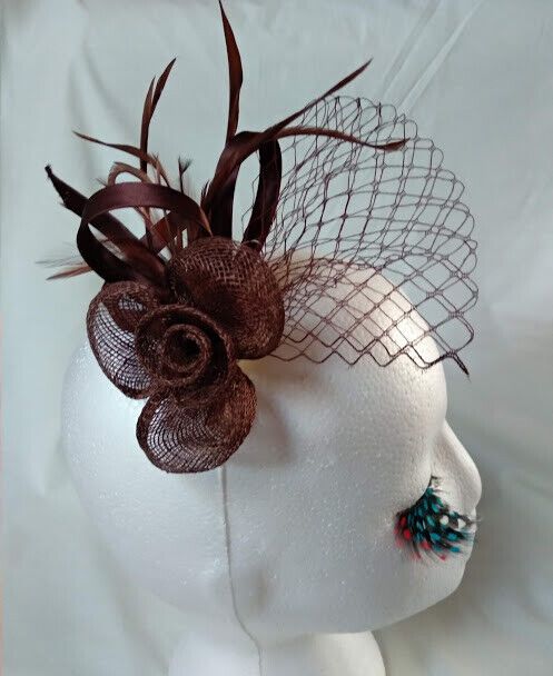 Tocado broche para ceremonia mujer combinado rafia y plumas color marrón