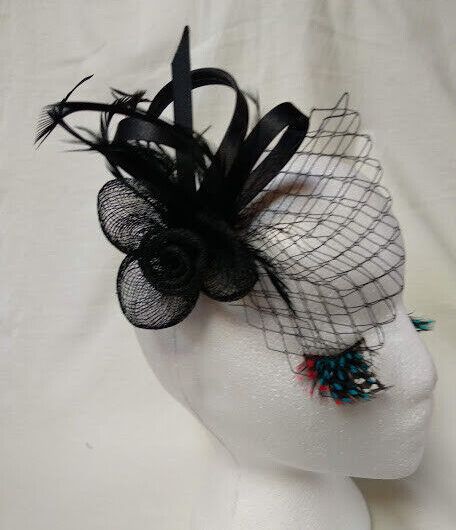 Tocado broche para ceremonia mujer combinado rafia y plumas color negro