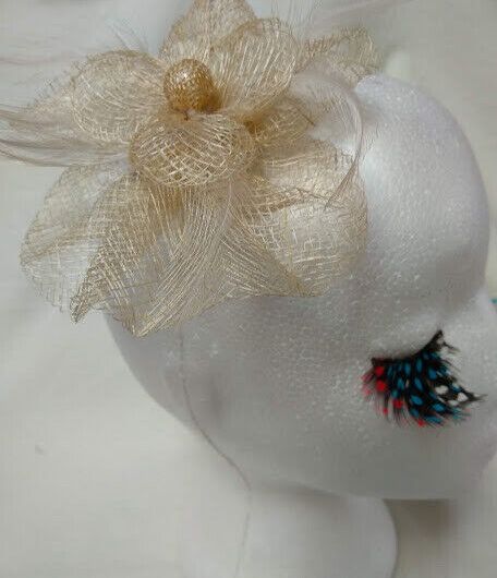 Tocado broche para ceremonia mujer combinado rafia y plumas color paja