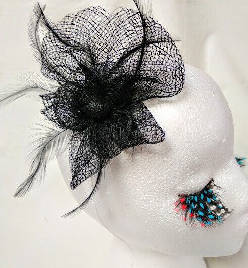 Tocado broche para ceremonia mujer combinado rafia y plumas negro