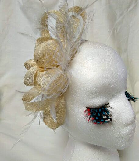 Tocado diadema ceremonia mujer combinado rafia, redecilla y  plumas color paja