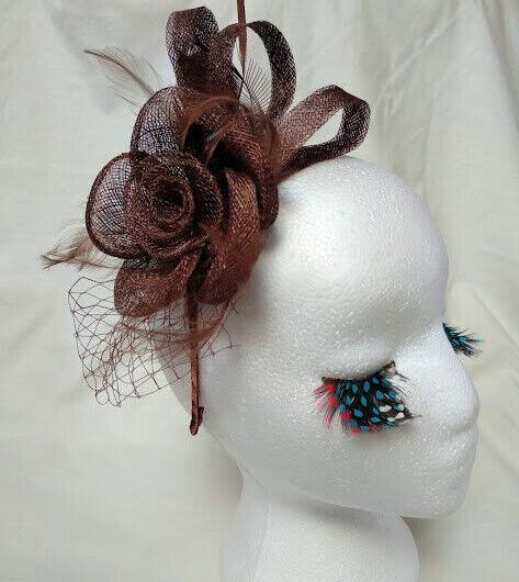 Tocado diadema ceremonia mujer combinado rafia,redecilla y plumas color marrón