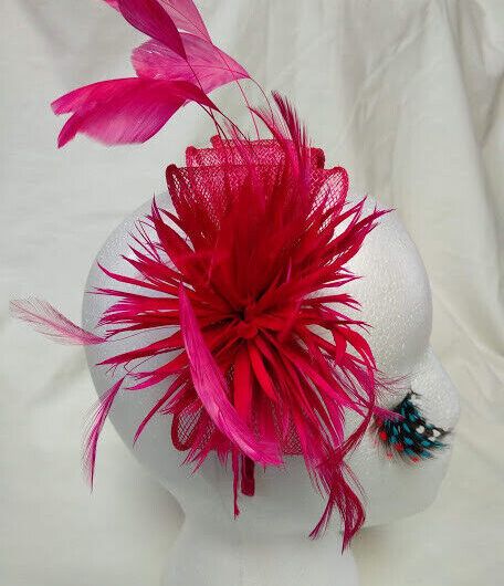 Tocado diadema para ceremonia mujer combinado rafia y plumas color fucsia