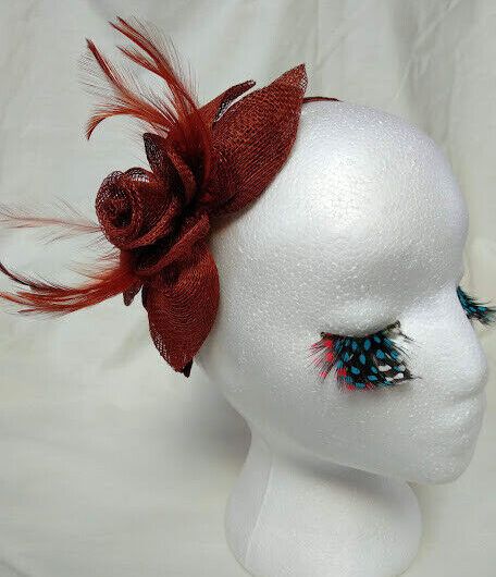 Tocado diadema para ceremonia mujer combinado rafia y plumas color marrón teja