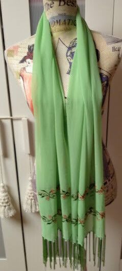 Fular liso color verde con bordado en los extremos (134)