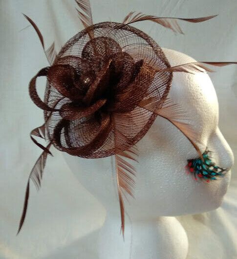 Tocado broche para ceremonia mujer combinado rafia y plumas color marrón