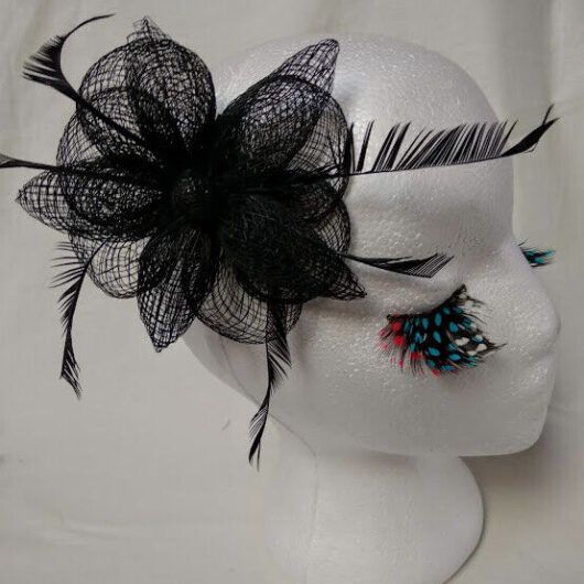 Tocado broche para ceremonia mujer negro combinado de rafia y plumas,