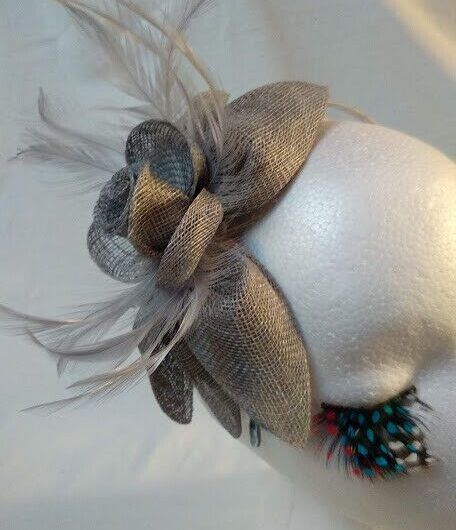 Tocado diadema para ceremonia mujer combinado rafia y plumas color gris perla