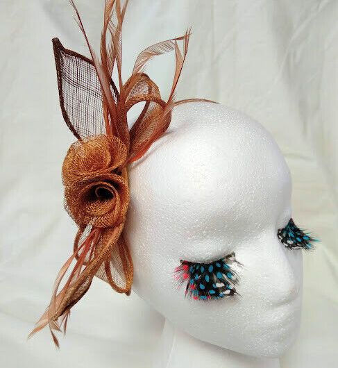 Tocado diadema para ceremonia mujer combinado rafia y plumas color marrón claro